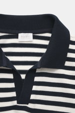 Nahaufnahme aus Frontperspektive des 04651/ A trip in a bag Strickpolo 'Johnny' dark navy/offwhite gestreift mit Skipper-Kragen, feinem Baumwollstrick und Weblabel.
