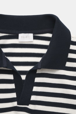 Nahaufnahme aus Frontperspektive des 04651/ A trip in a bag Strickpolo 'Johnny' dark navy/offwhite gestreift mit Skipper-Kragen, feinem Baumwollstrick und Weblabel.