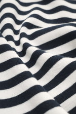 Nahaufnahme des 04651/ A trip in a bag Strickpolo 'Johnny' dark navy/offwhite gestreift, Detailansicht des feinen Baumwoll-Strickbilds aus leichter, griffiger Haptik, fotografiert aus schräger Perspektive. Für lässige Freizeitlooks mit Regular Fit, Skippe