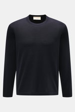 Officine Générale Feinstrick-Rundhalspullover dark navy, frontal fotografiert, luxuriöses Basic aus Wolle und Seide, Slim Fit, weicher Griff, feines Strickbild, Rundhalsausschnitt, doppelte Saumkante.