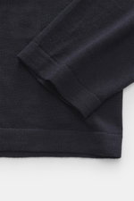 Officine Générale Feinstrick-Rundhalspullover dark navy in Nahaufnahme von oben, feiner Woll-Seidenmix, Slim Fit, Rundhalsausschnitt, weicher Griff, doppelte Saumkante.