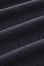 Officine Générale Feinstrick-Rundhalspullover dark navy in Nahaufnahme, feines Strickbild, Wolle-Seide-Mix, weicher Griff, Slim Fit, Rundhalsausschnitt, doppelte Saumkante.