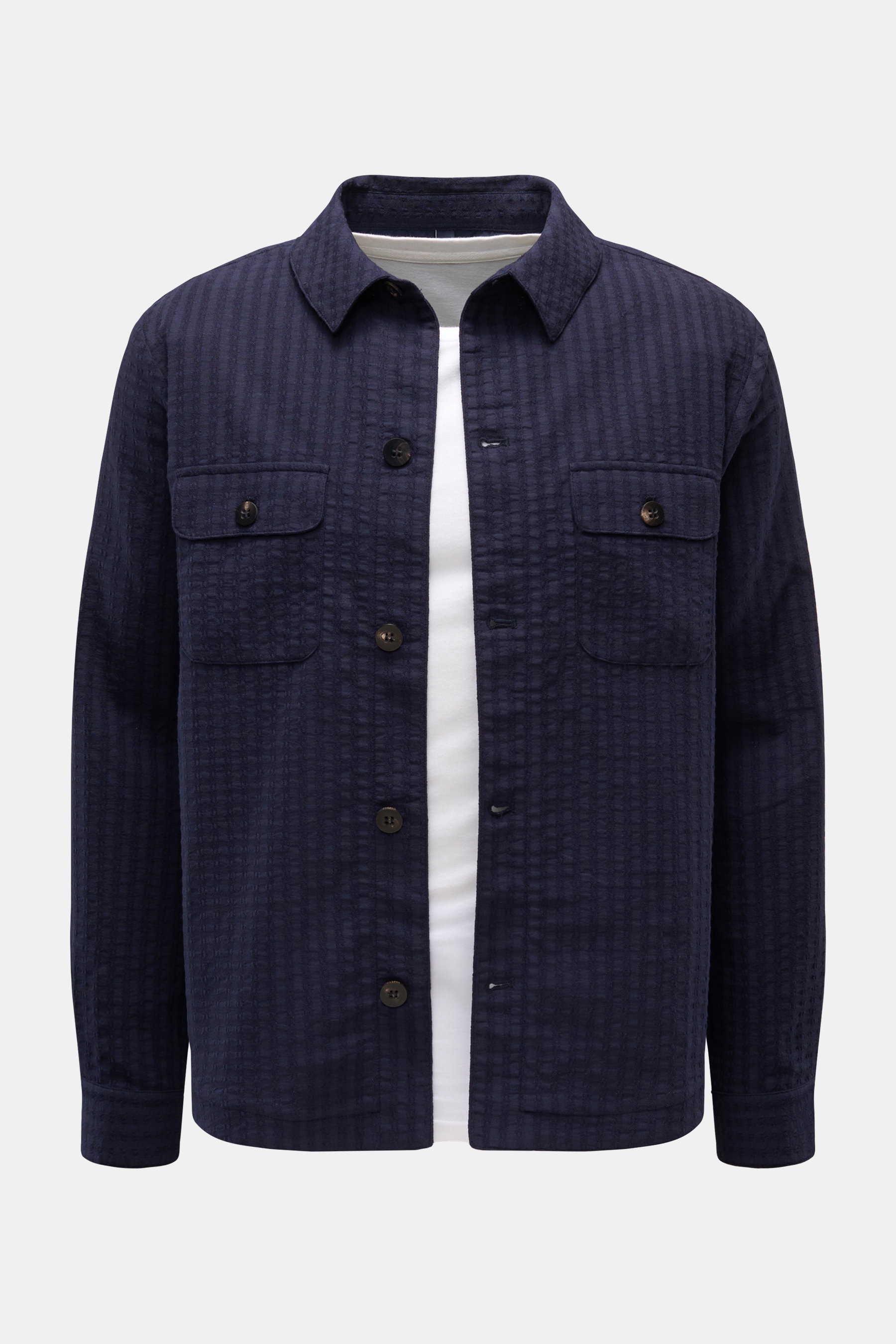 Front view of the 04651/ A trip in a bag Seersucker-Overshirt navy, a slim fit, short-cut cotton overshirt with Cuban collar, four-button placket, flap chest pockets, side seam pockets, and buttoned cuffs, featuring the typical seersucker texture, photogr