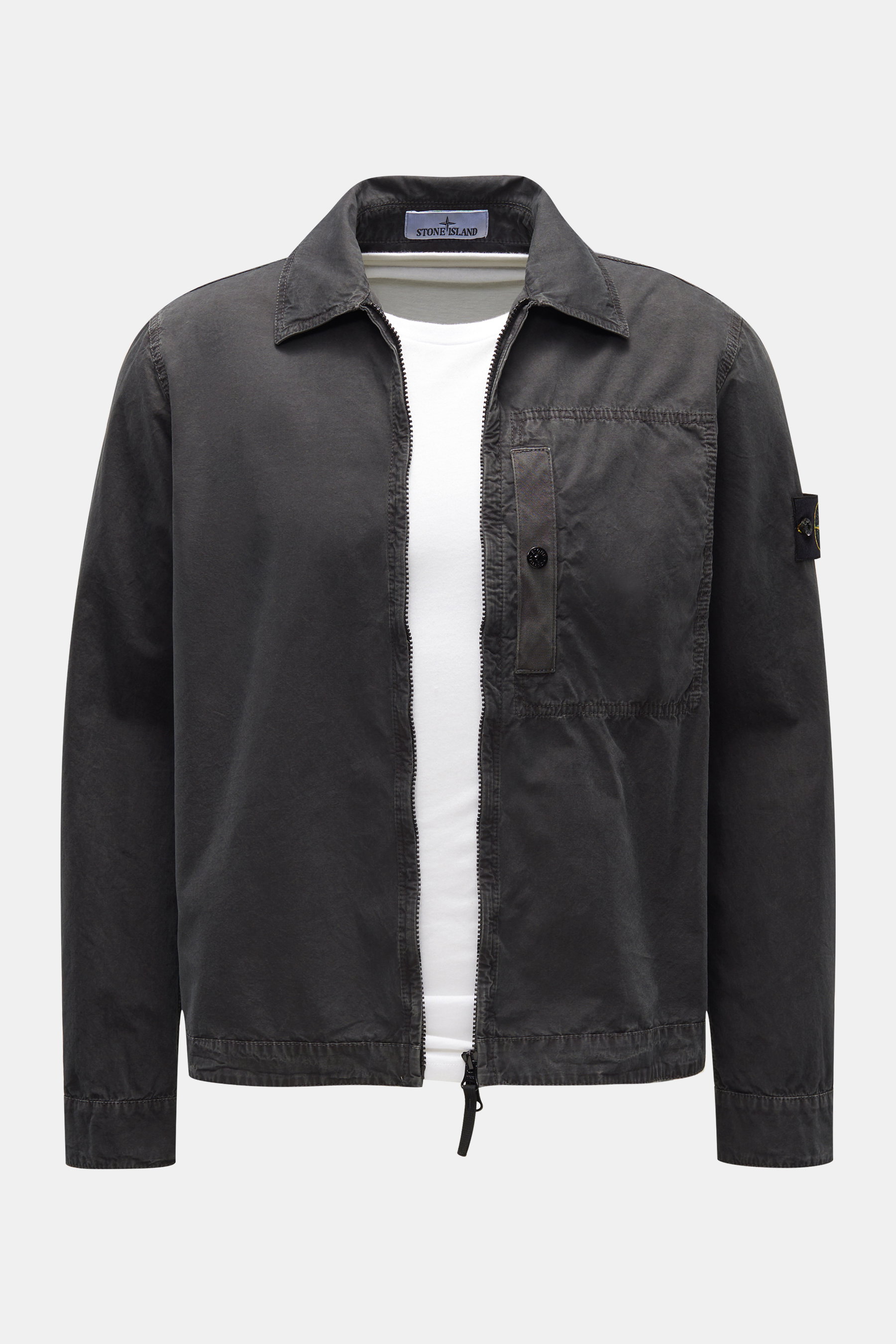 Frontansicht des Stone Island Overshirt anthrazit aus Baumwolle, mit Zwei-Wege-Reißverschluss und Kompass-Badge am Ärmel.