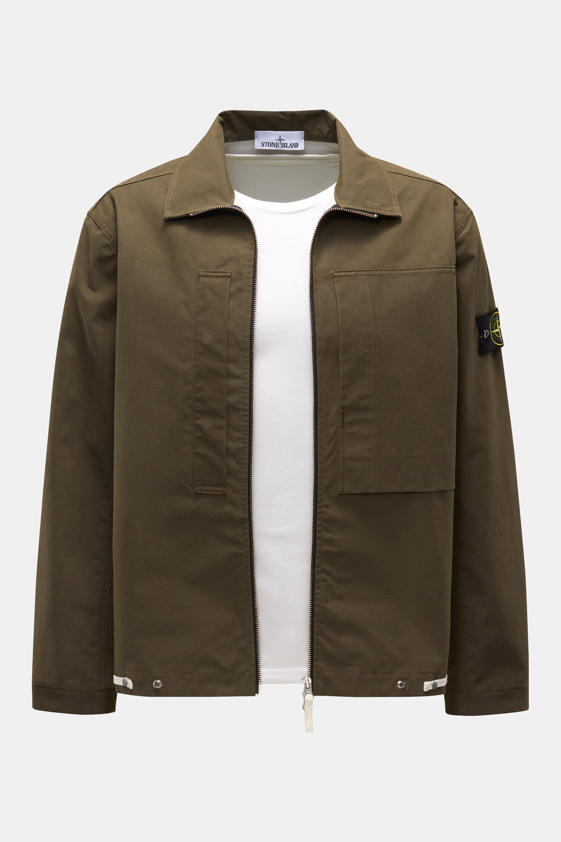 Stone Island Overshirt dark olive/offwhite, frontal fotografiert, robustes Baumwoll-Overshirt mit Slim Fit, Umlegekragen, Zwei-Wege-Reißverschluss, zwei Brusttaschen, Kompass-Badge am Ärmel, regulierbare Ärmel- und Saumweite, stückgefärbte Vintage-Optik.