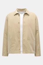 A.P.C. Overshirt 'Rodney' beige, aus Baumwolle mit Umlegekragen, Fünf-Knopf-Leiste, Leistentaschen; frontale Ansicht.