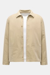 A.P.C. Overshirt 'Rodney' beige, aus Baumwolle mit Umlegekragen, Fünf-Knopf-Leiste, Leistentaschen; frontale Ansicht.