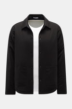 Frontale Ansicht des schwarzen 04651/ A trip in a bag Wende-Overshirt mit Umlegekragen, Druckknopfleiste, Brusttaschen, Slim Fit, weichem Griff und leichter Wattierung.
