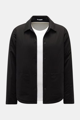 Frontale Ansicht des schwarzen 04651/ A trip in a bag Wende-Overshirt mit Umlegekragen, Druckknopfleiste, Brusttaschen, Slim Fit, weichem Griff und leichter Wattierung.