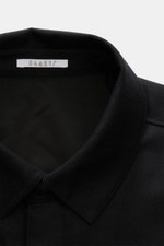 Schwarzer Umlegekragen des 04651/ A trip in a bag Wende-Overshirt schwarz, weicher Griff, Slim Fit, Druckknopfleiste, Mix aus Wolle, Cashmere, Microfaser.