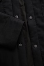 Schwarzes 04651/ A trip in a bag Wende-Overshirt, Detailaufnahme von Druckknopfleiste und Ärmel, Mix aus Wolle, Cashmere, Microfaser, Slim Fit, leichter Stretch, Wattierung.