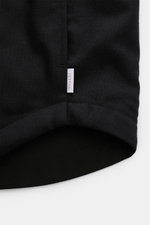 Schwarzer Saum mit gerundetem Verlauf und tonalem Futterstoff, Detailansicht des 04651/ A trip in a bag Wende-Overshirts schwarz.