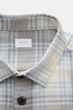 04651/ A trip in a bag Overshirt 'Check Overshirt' offwhite/hellblau/grau kariert, nah aus schräger Draufsicht mit Umlegekragen, Baumwolle, Karomuster, sechs Knöpfen.