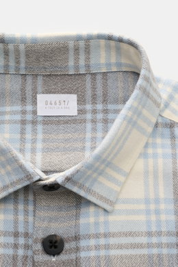 04651/ A trip in a bag Overshirt 'Check Overshirt' offwhite/hellblau/grau kariert, nah aus schräger Draufsicht mit Umlegekragen, Baumwolle, Karomuster, sechs Knöpfen.