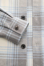 04651/ A trip in a bag Overshirt 'Check Overshirt' offwhite/hellblau/grau kariert, Detailansicht der Knopfleiste und Ärmel mit Knopf, reine Baumwolle, weicher Griff, Regular Fit, Flanell-Look.
