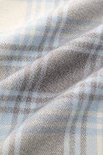 Nahaufnahme des weichen Baumwollstoffs vom 04651/ A trip in a bag Overshirt 'Check Overshirt' offwhite/hellblau/grau kariert im Flanell-Look.