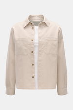 A.P.C. Overshirt 'Leon' creme aus feinem Baumwoll-Cord, Slim Fit mit Kent Kragen, französischer Knopfleiste, Brusttaschen, Sportmanschette, gerundetem Saum, frontale Perspektive.