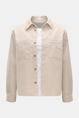 A.P.C. Overshirt 'Leon' creme aus feinem Baumwoll-Cord, Slim Fit mit Kent Kragen, französischer Knopfleiste, Brusttaschen, Sportmanschette, gerundetem Saum, frontale Perspektive.