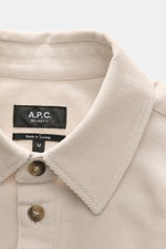 A.P.C. Overshirt 'Leon' creme aus feinem Baumwoll-Cord, Slim Fit mit Kent Kragen, Knopfleiste, Brusttaschen und Ton-in-Ton-Logo, Nahaufnahme frontal.