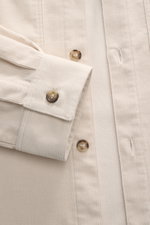 Nahaufnahme des A.P.C. Overshirt 'Leon' creme aus feinem Baumwoll-Cord mit Slim Fit, Kent Kragen, französischer Knopfleiste und Sportmanschette.