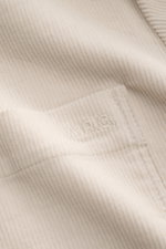 A.P.C. Overshirt 'Leon' creme aus feinem Baumwoll-Cord, Slim Fit, Kent Kragen, französische Knopfleiste, tonales Logo-Stitching, Detailaufnahme.