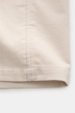 A.P.C. Overshirt 'Leon' creme aus weichem Baumwoll-Cord, Slim Fit, Kent Kragen, französische Knopfleiste, Brusttaschen, Sportmanschette, leichter Saum, Detailansicht Saum.
