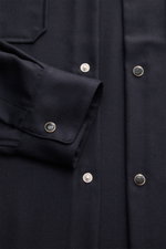 Marco Pescarolo Overshirt 'Next' navy in Nahaufnahme von vorne, reine Cashmere-Qualität, Druckknöpfe, aufgesetzte Brusttaschen, weicher Griff.