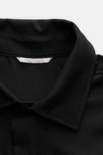 Schwarzer Marco Pescarolo Overshirt 'Next' aus reinem Cashmere, leichte Qualität, weicher Griff, feine Webstruktur, Regular Fit, Umlegekragen, Detailaufnahme von oben.