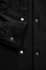 Marco Pescarolo Overshirt 'Next' schwarz in Nahaufnahme von vorne, reine Cashmere-Qualität mit Druckknöpfen und feiner Webstruktur.