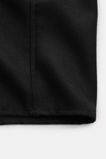 Marco Pescarolo Overshirt 'Next' schwarz in Nahaufnahme von unten, reine Cashmere-Qualität mit feiner Webstruktur und leicht gerundetem Saum.