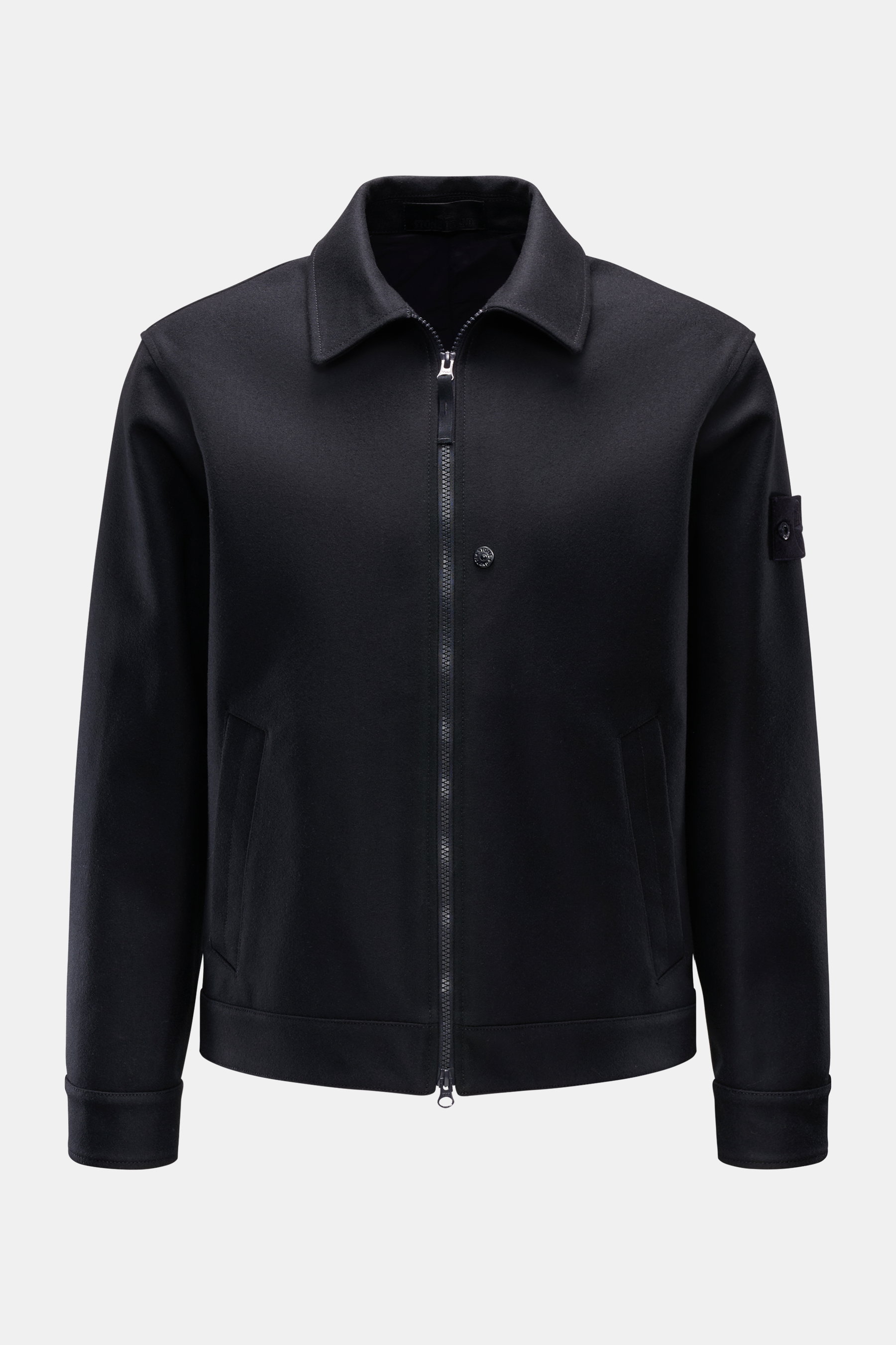 Stone Island Overshirt 'Ghost Piece' dark navy, frontal fotografiert, aus gefilztem Woll-Mix mit Zwei-Wege-Reißverschluss, Umlegekragen, Leistentaschen, monochromem Logo-Badge.
