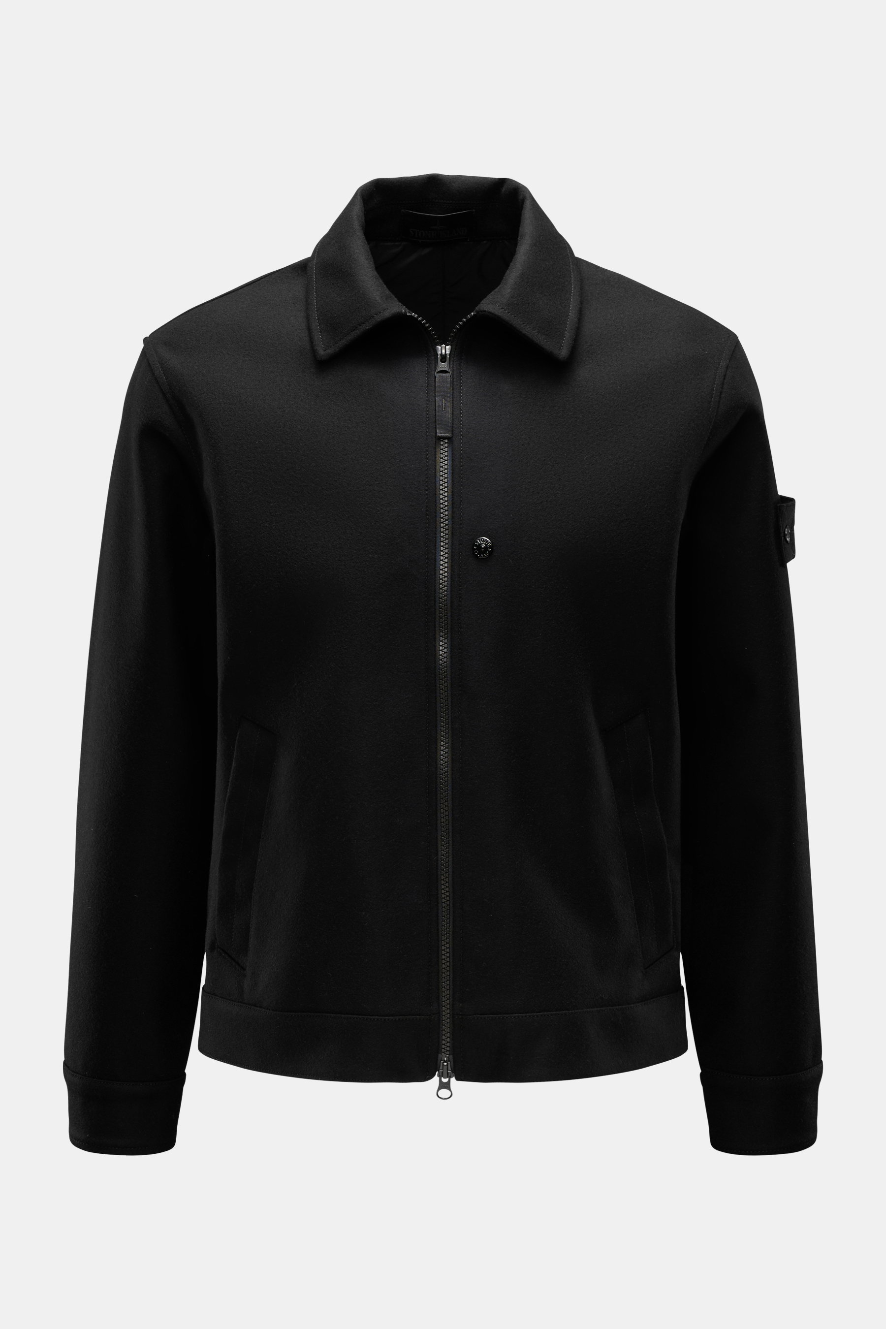 Stone Island Overshirt 'Ghost Piece' schwarz, frontale Ansicht, Woll-Mix, Slim Fit, Zwei-Wege-Reißverschluss, schräg Taschen, monochromes Logo-Badge.