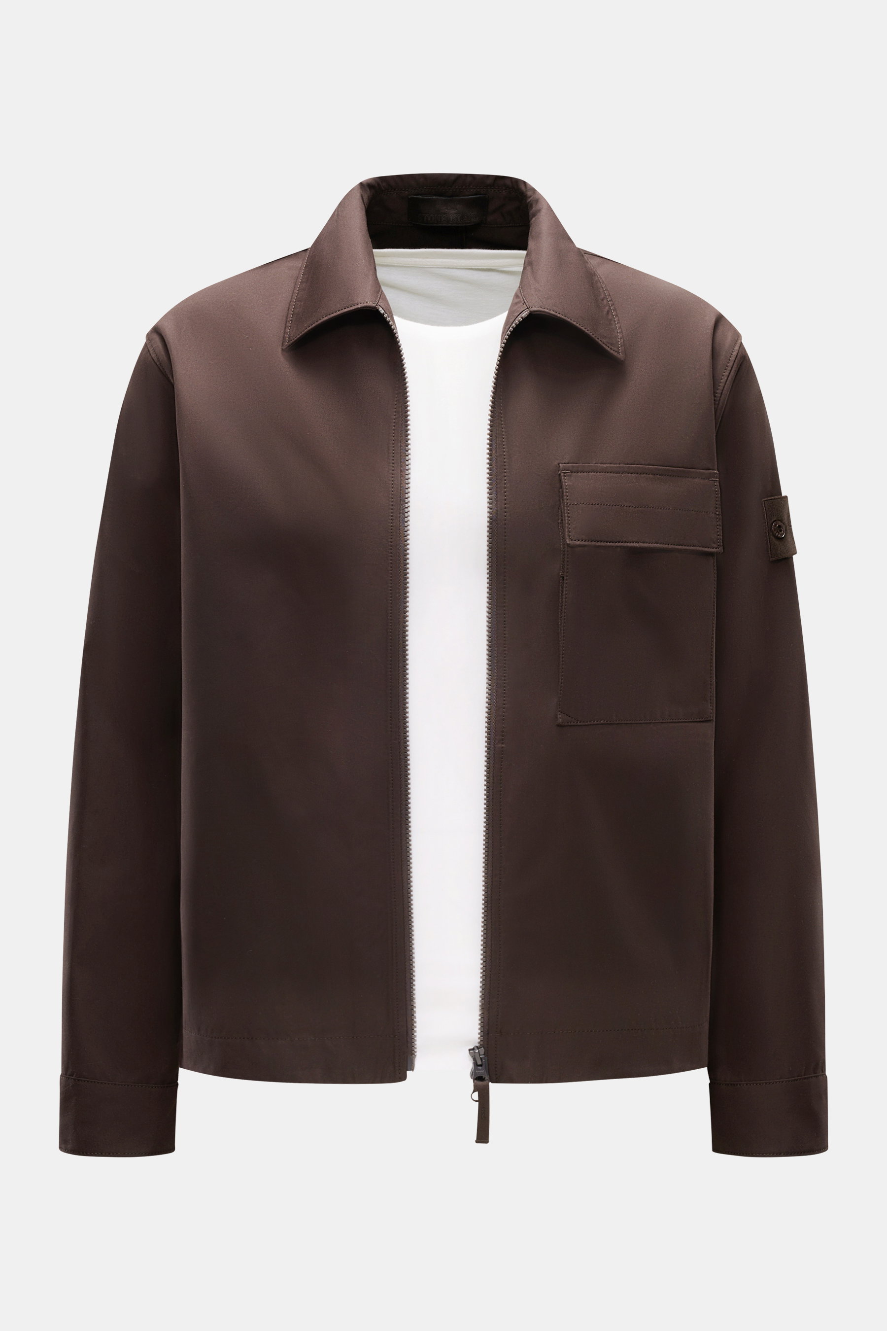 Stone Island Overshirt 'Weather Proof Cotton Canvas Ghost Piece' dunkelbraun, frontal fotografiert, Slim Fit, wind- und wasserabweisend, Brusttasche, tonales Logo-Badge.