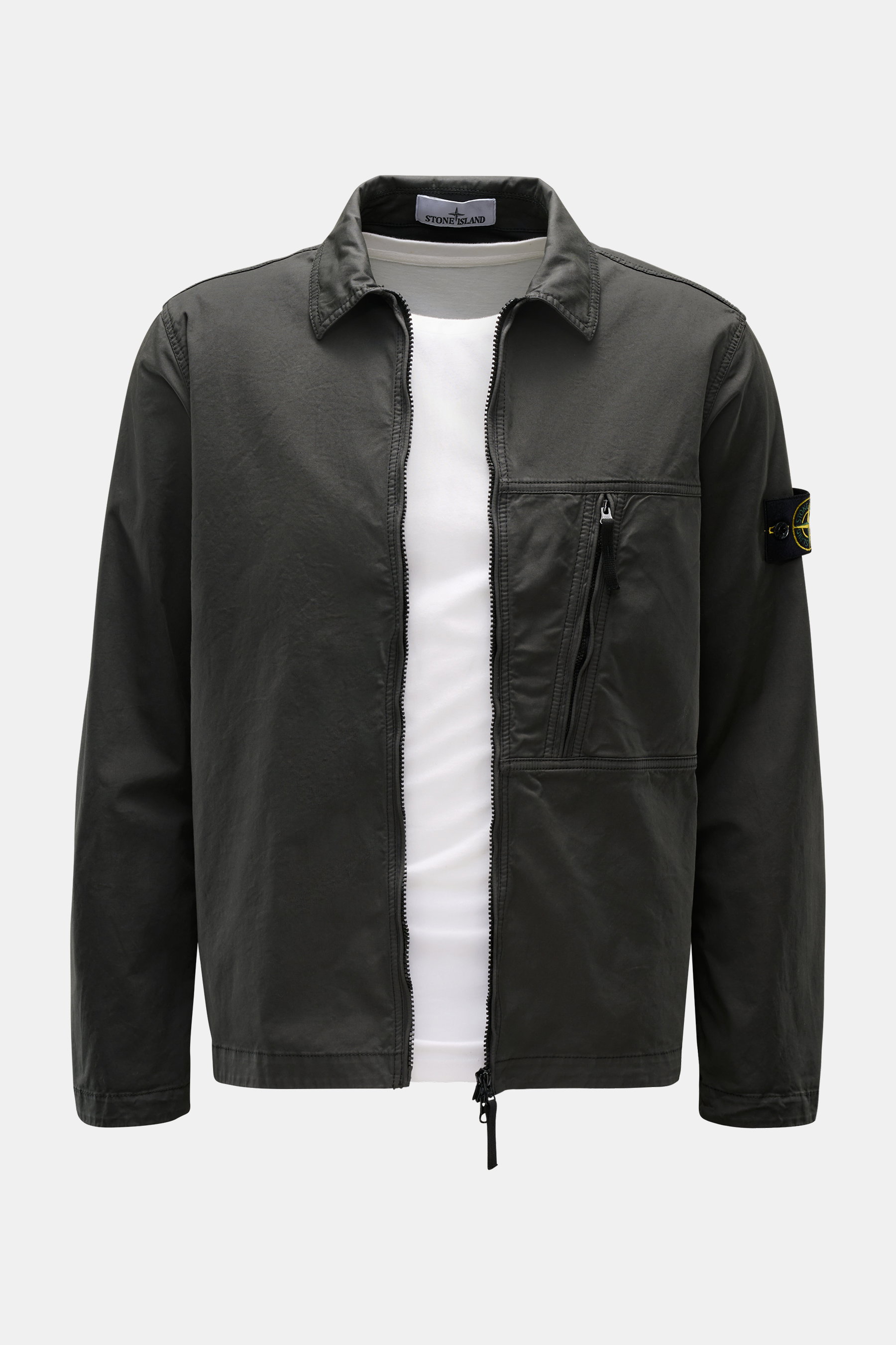 Stone Island Overshirt graugrün, Slim Fit, Twill aus reiner Baumwolle, elastisch, weich, sehr leicht, garment dyed, frontal mit Umlegekragen, Zwei-Wege-Reißverschluss, Brusttasche mit Zipper, Kompass-Badge am Ärmel, regulierbare Ärmelabschlüsse mit Druckk