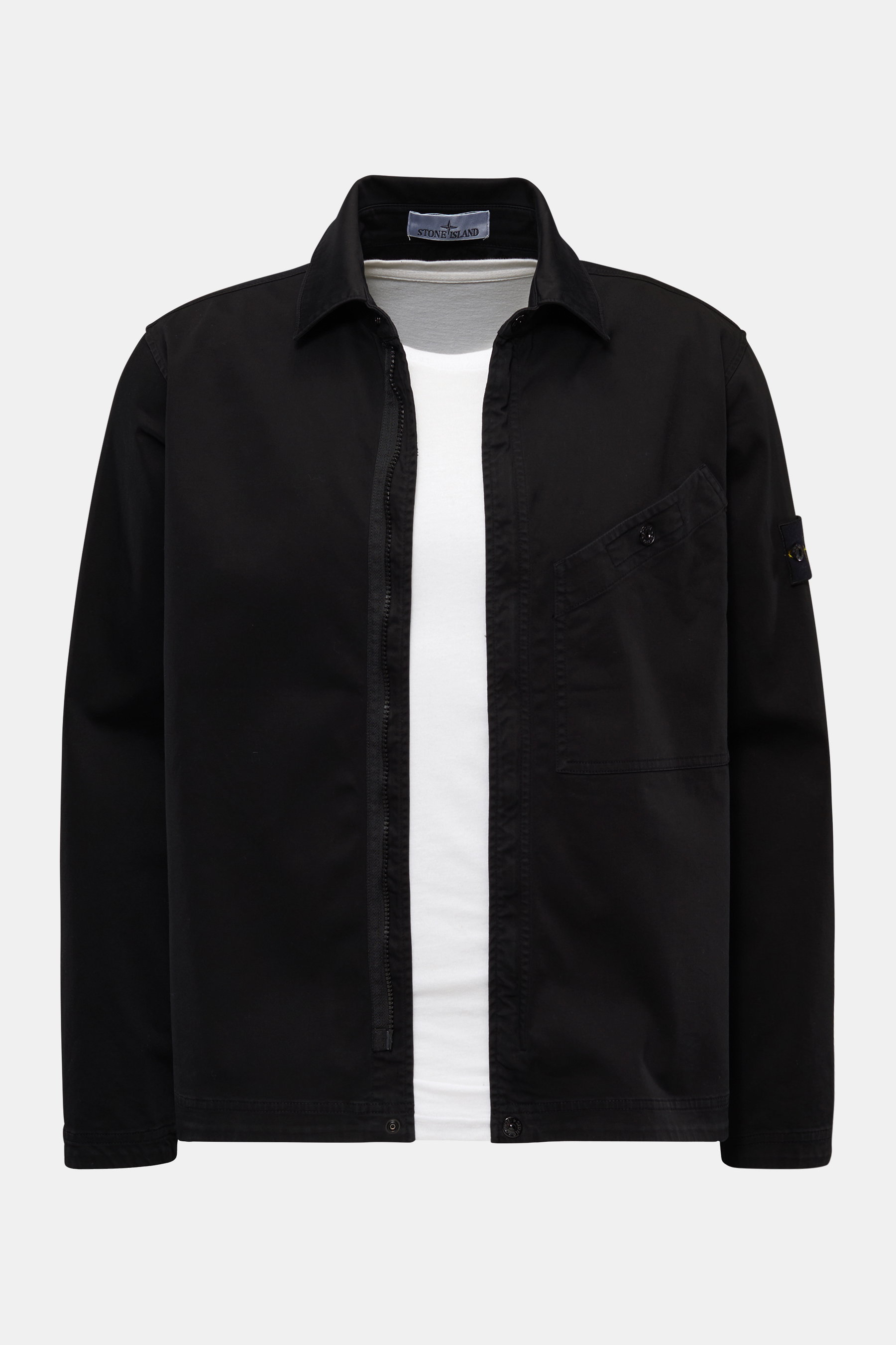 Stone Island Overshirt schwarz, frontale Aufnahme, Popeline-Baumwolle mit Stretch, Slim Fit, Umlegekragen, Zwei-Wege-Reißverschluss, Brusttasche, Kompass-Badge am Ärmel.