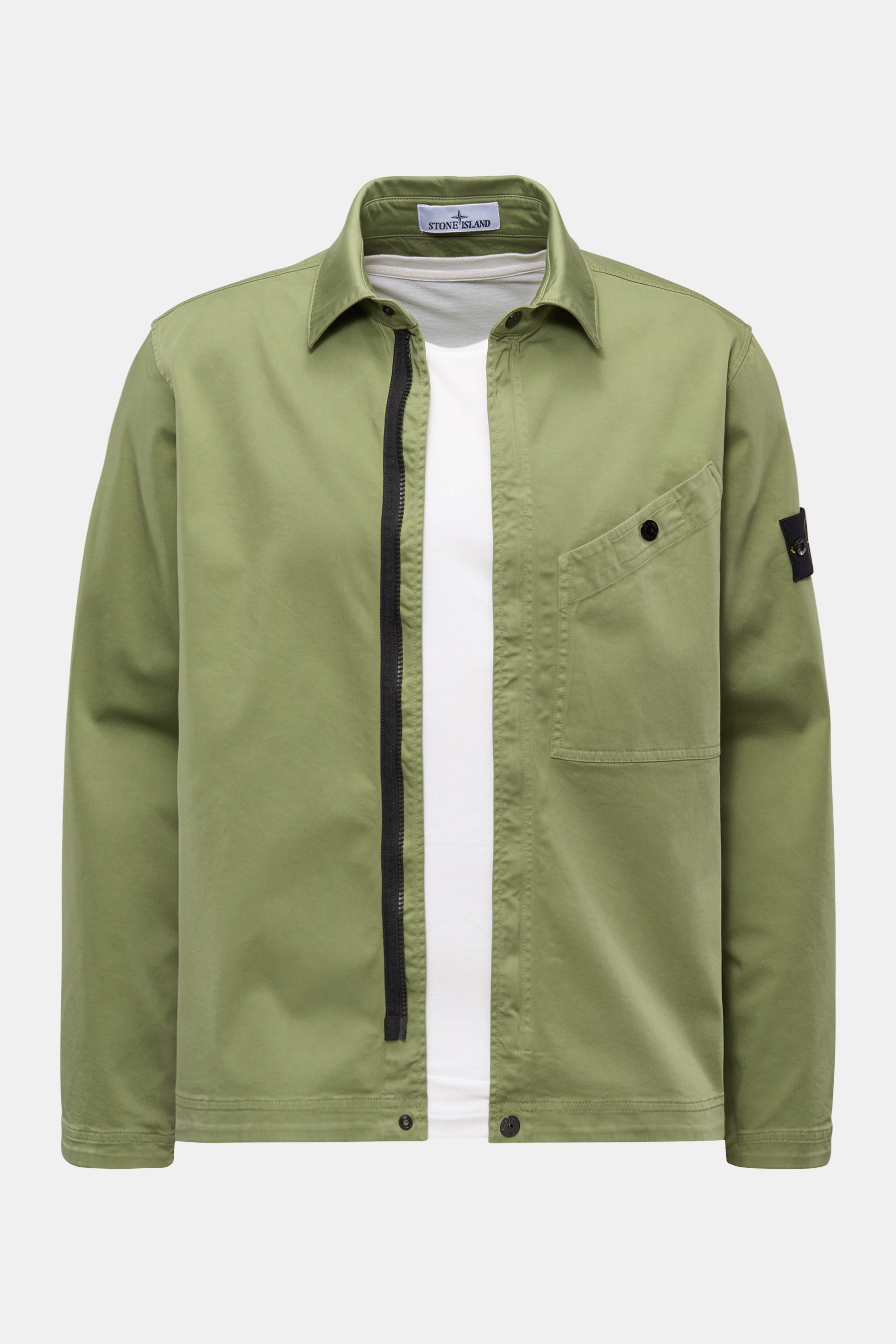 Stone Island Overshirt graugrün aus Baumwoll-Popeline mit Stretch, Slim Fit, Umlegekragen, Brusttasche, Kompass-Badge, Zwei-Wege-Reißverschluss, von vorne fotografiert.