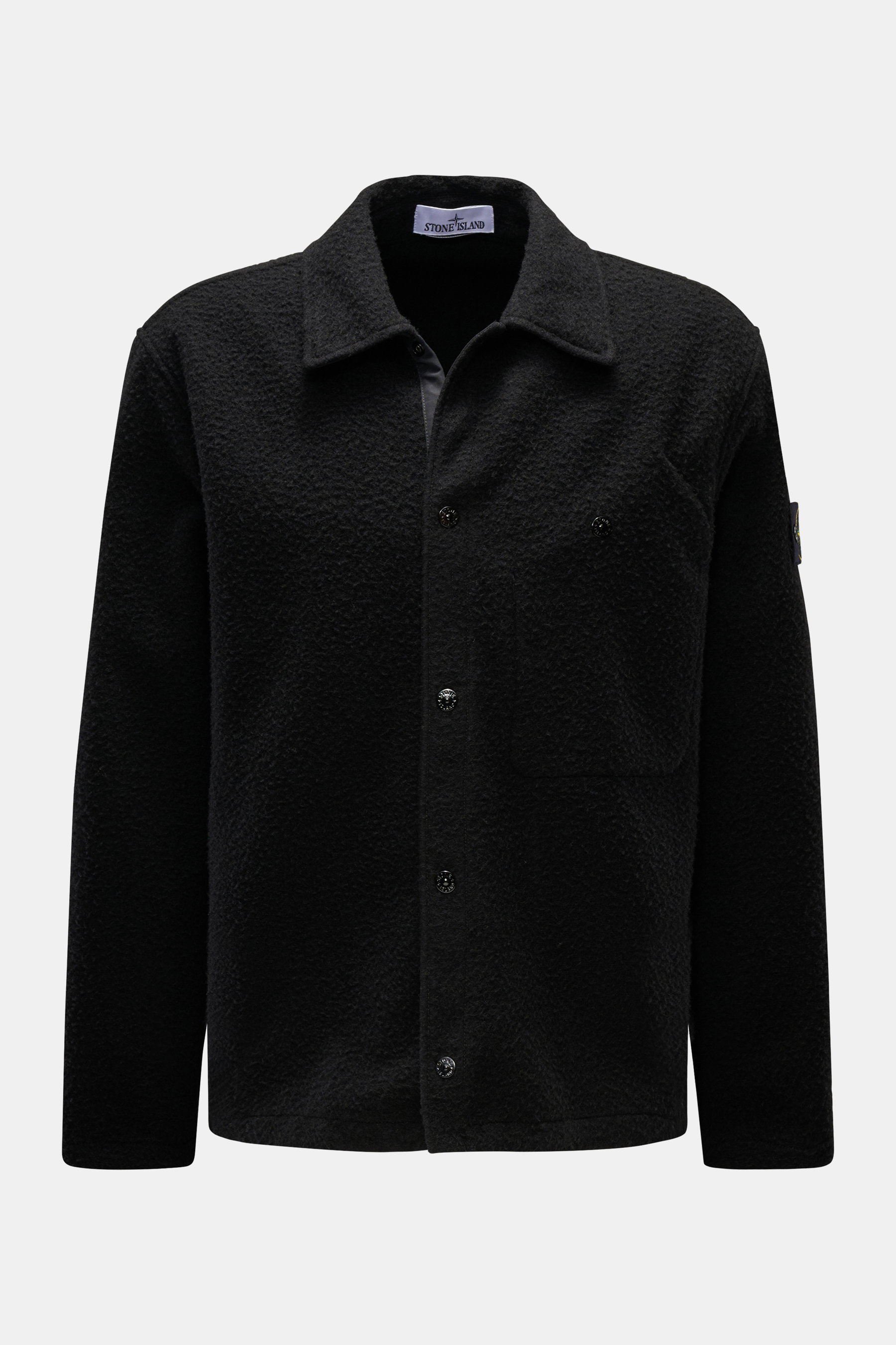 Stone Island Jacke 'Panno Ratinato' schwarz, frontal fotografiert, Mix aus Wolle und Microfaser, strukturierte Haptik, Slim Fit, Druckknopfleiste, Umlegekragen, Kompass-Badge am Ärmel, Ärmelabschlüsse mit Druckknopf, regulierbare Saumweite.
