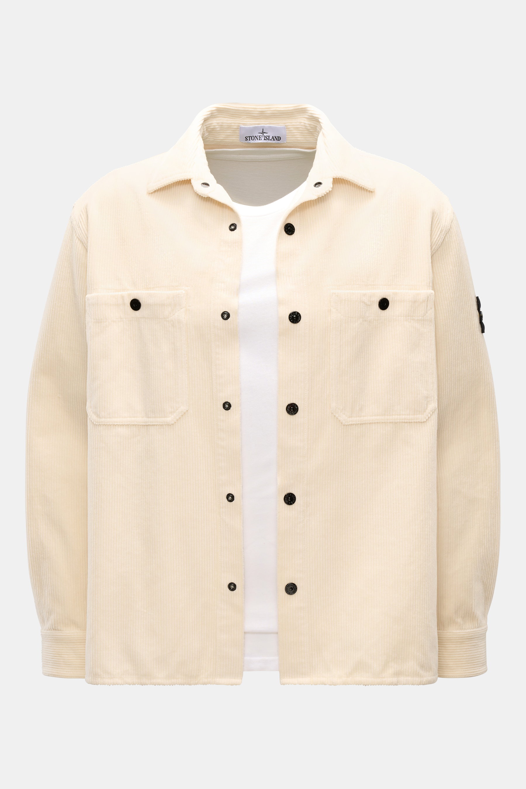 Stone Island Cord Overshirt 'Organic Cotton Corduroy' creme, frontal fotografiert, oversized Fit, Bio-Baumwolle, Kompass-Badge am Ärmel.