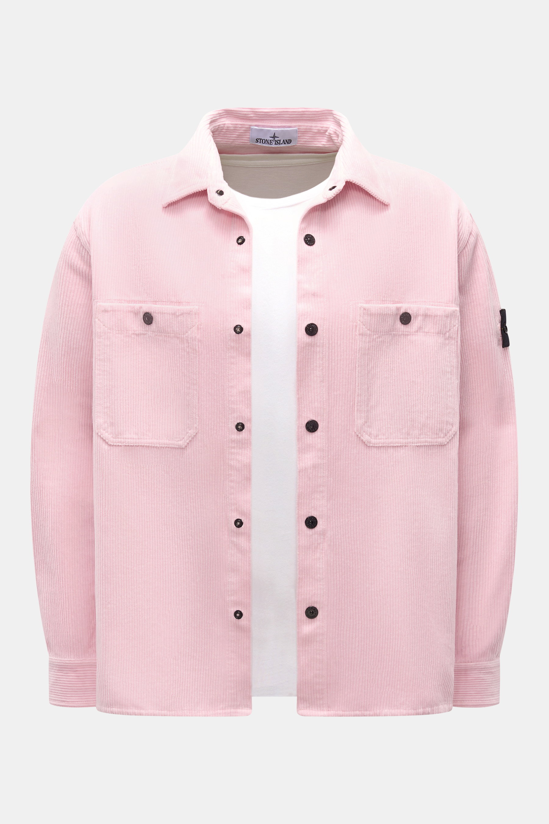 Stone Island Cord Overshirt 'Organic Cotton Corduroy' rosé, frontale Ansicht, oversized Fit, Cord aus Bio-Baumwolle, Kompass-Badge am Ärmel, Druckknopfleiste, Brusttaschen, Umlegekragen.