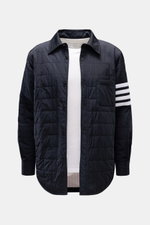 Thom Browne Daunenjacke navy, frontale Ansicht, leichte Daunenfüllung, Steppung, Umlegekragen, Knopfleiste, Brusttasche, Ärmelstreifen, Slim Fit, glatter Microfasergriff.