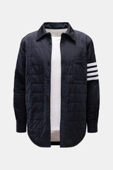 Thom Browne Daunenjacke navy, frontale Ansicht, leichte Daunenfüllung, Steppung, Umlegekragen, Knopfleiste, Brusttasche, Ärmelstreifen, Slim Fit, glatter Microfasergriff.