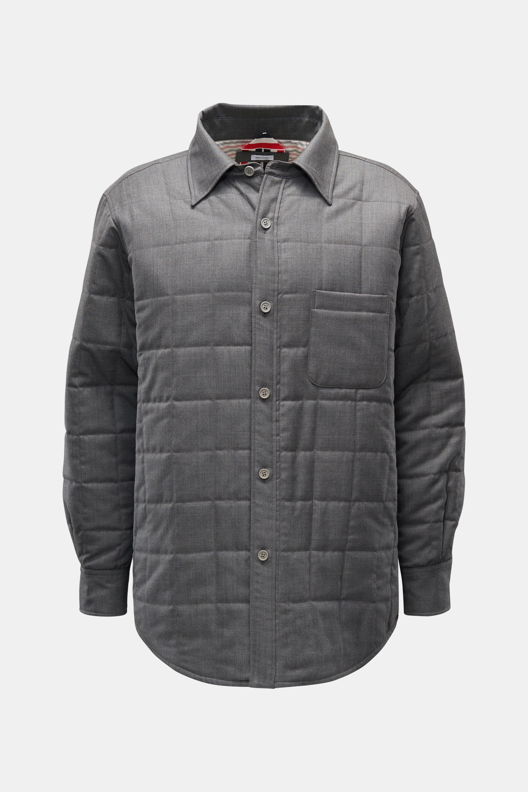 Frontansicht der Thom Browne Daunenjacke dunkelgrau meliert aus reiner Wolle mit weichem Griff, Slim Fit, leichter Daunenfüllung, Umlegekragen, Knopfleiste, Brusttasche, Sportmanschette, gerundetem Saum und kontrastfarbenem Futter.