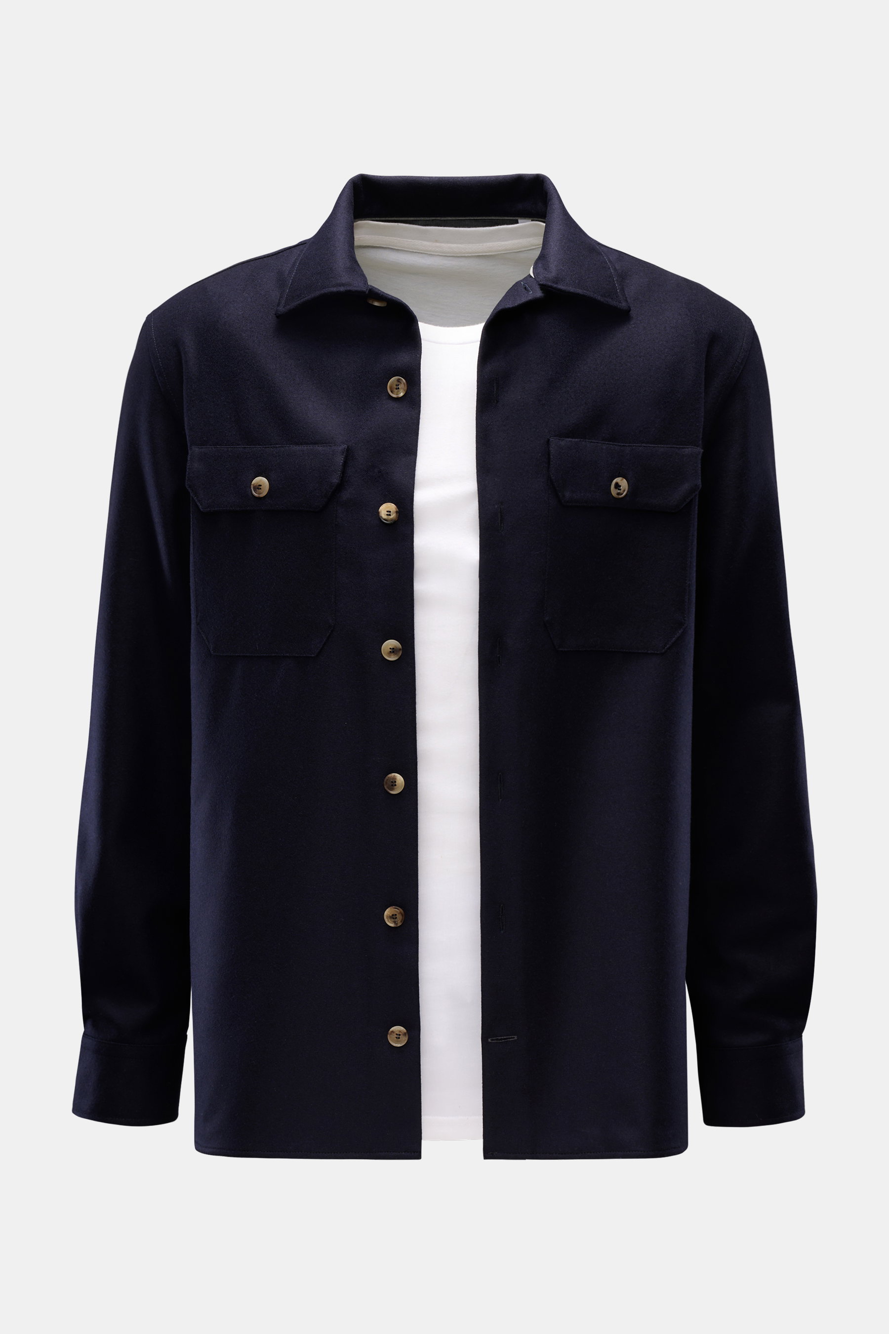Brunello Cucinelli Overshirt navy aus reiner, softer Wolle, Slim Fit, Umlegekragen, Sieben-Knopf-Leiste, Brusttaschen, Sportmanschette, frontal fotografiert.