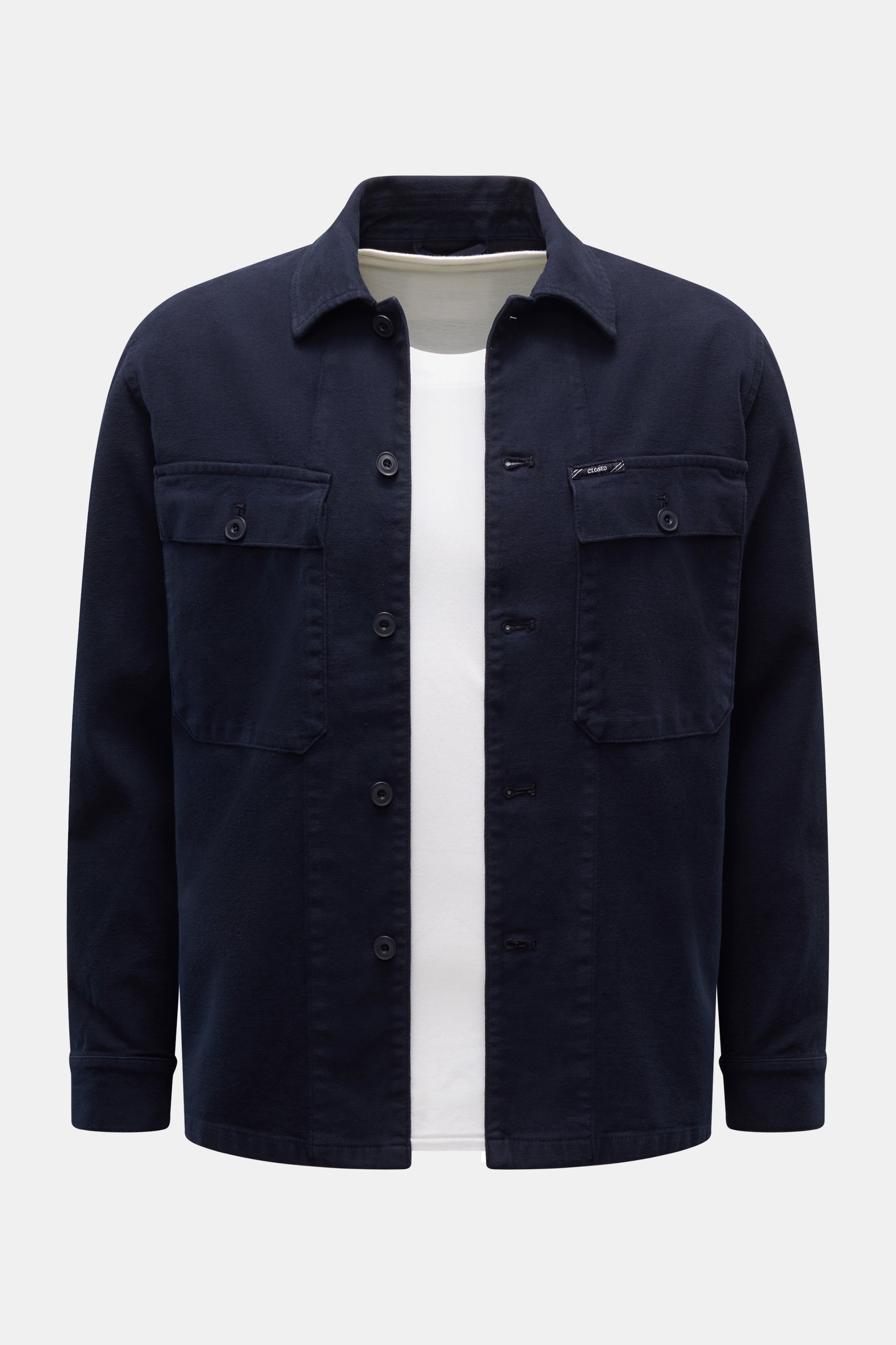 Frontansicht des Closed Overshirt navy aus softem, leicht elastischem Baumwoll-Jersey mit Kent-Kragen, Brusttaschen und klassischer Sportmanschette.