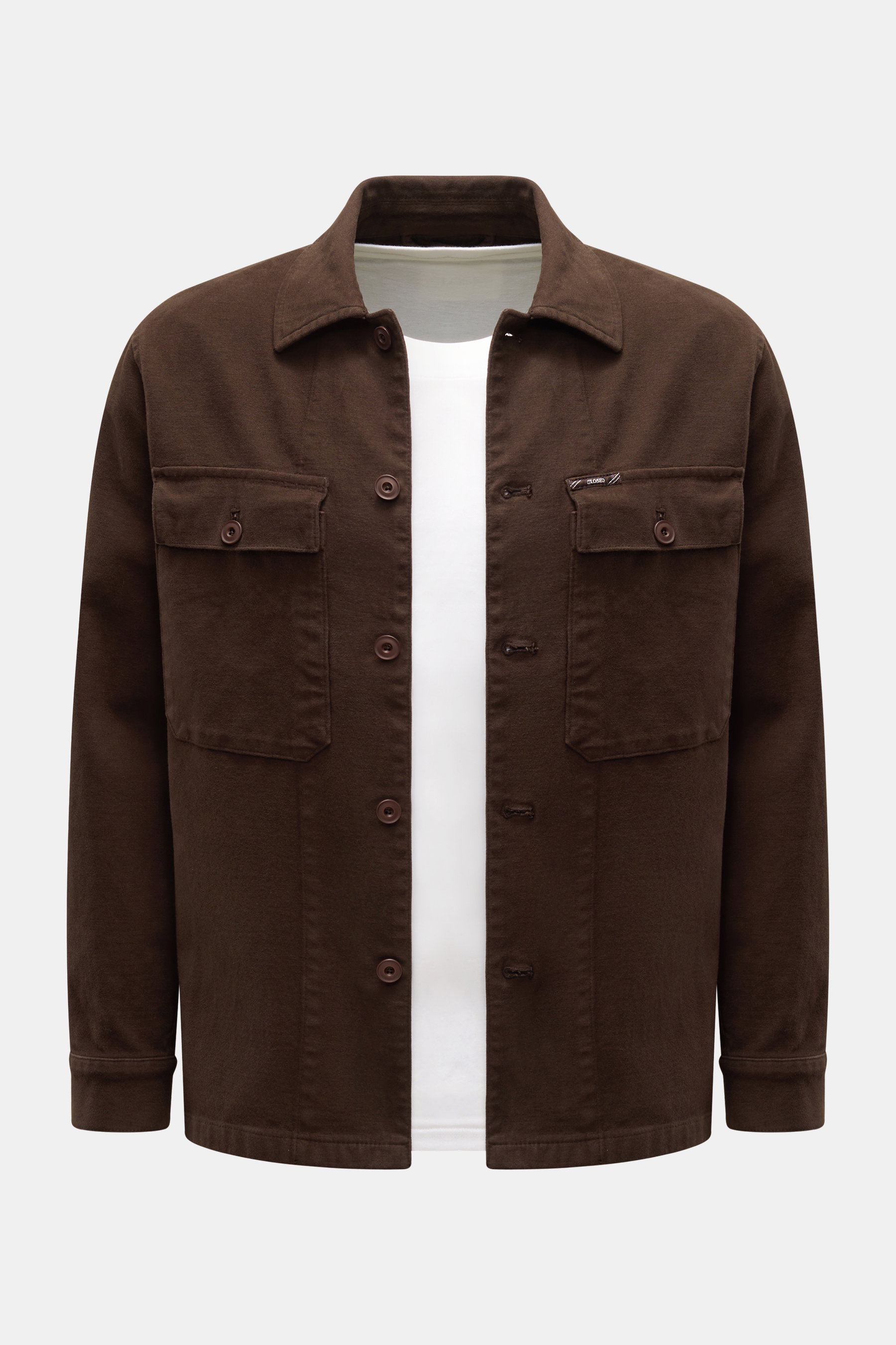 Closed Overshirt dunkelbraun frontale Ansicht mit Kent-Kragen, französischer Knopfleiste, Brusttaschen mit Patte, Slim Fit und softer Baumwoll-Jersey-Qualität.
