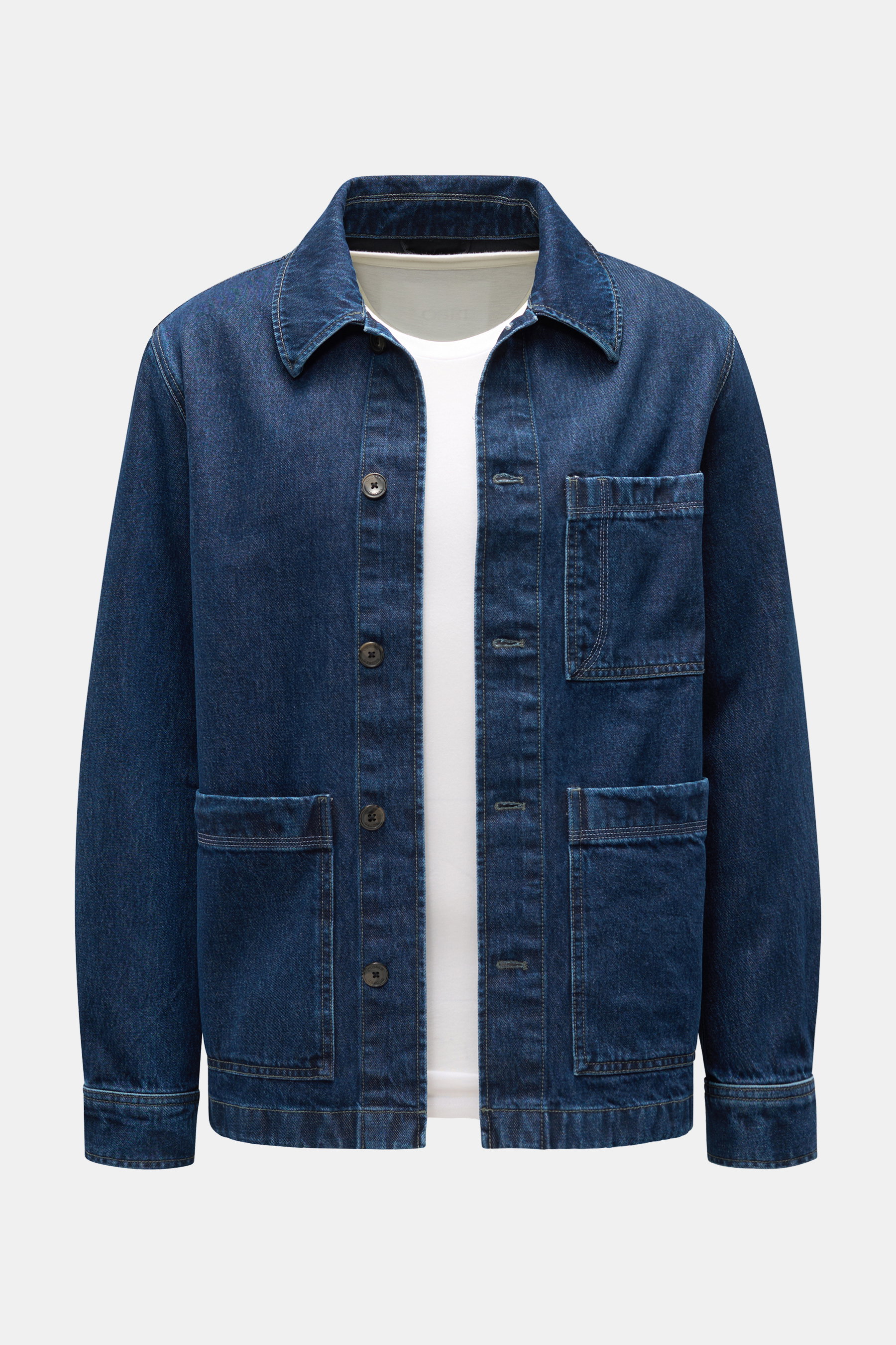 Closed Denim-Overshirt 'Atelier Jacket' dunkelblau in tiefem Indigo, kastige längere Silhouette, Regular Fit, Knopfleiste, Brust- und Fronttaschen, Umlegekragen, Ärmelsaum mit Knopf, frontal fotografiert.