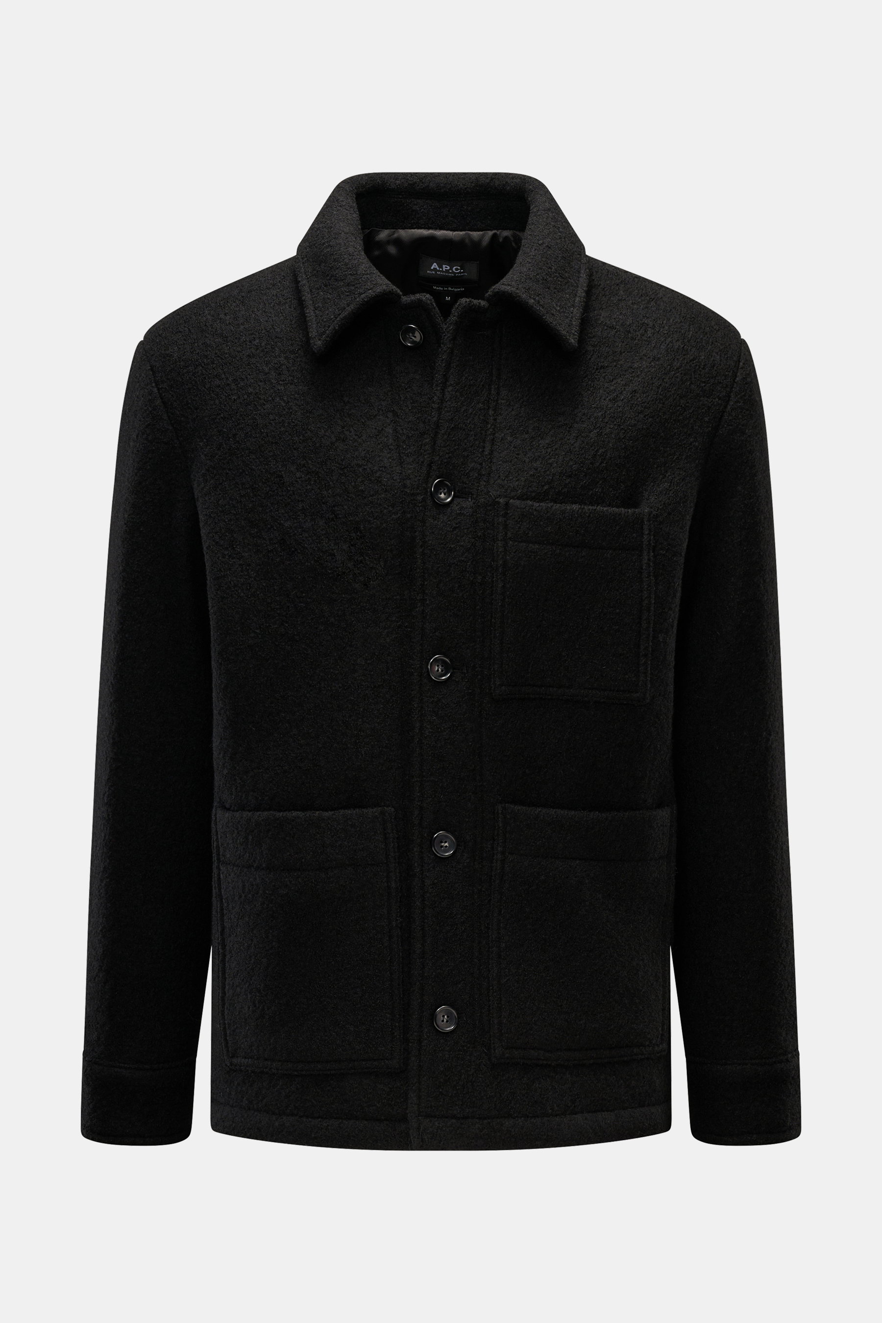 A.P.C. Bouclé-Overshirt 'Emile' schwarz, frontal fotografiert, aus Woll-Bouclé, leicht wattiert, Slim Fit mit Umlegekragen und aufgesetzten Brust- und Hüfttaschen.