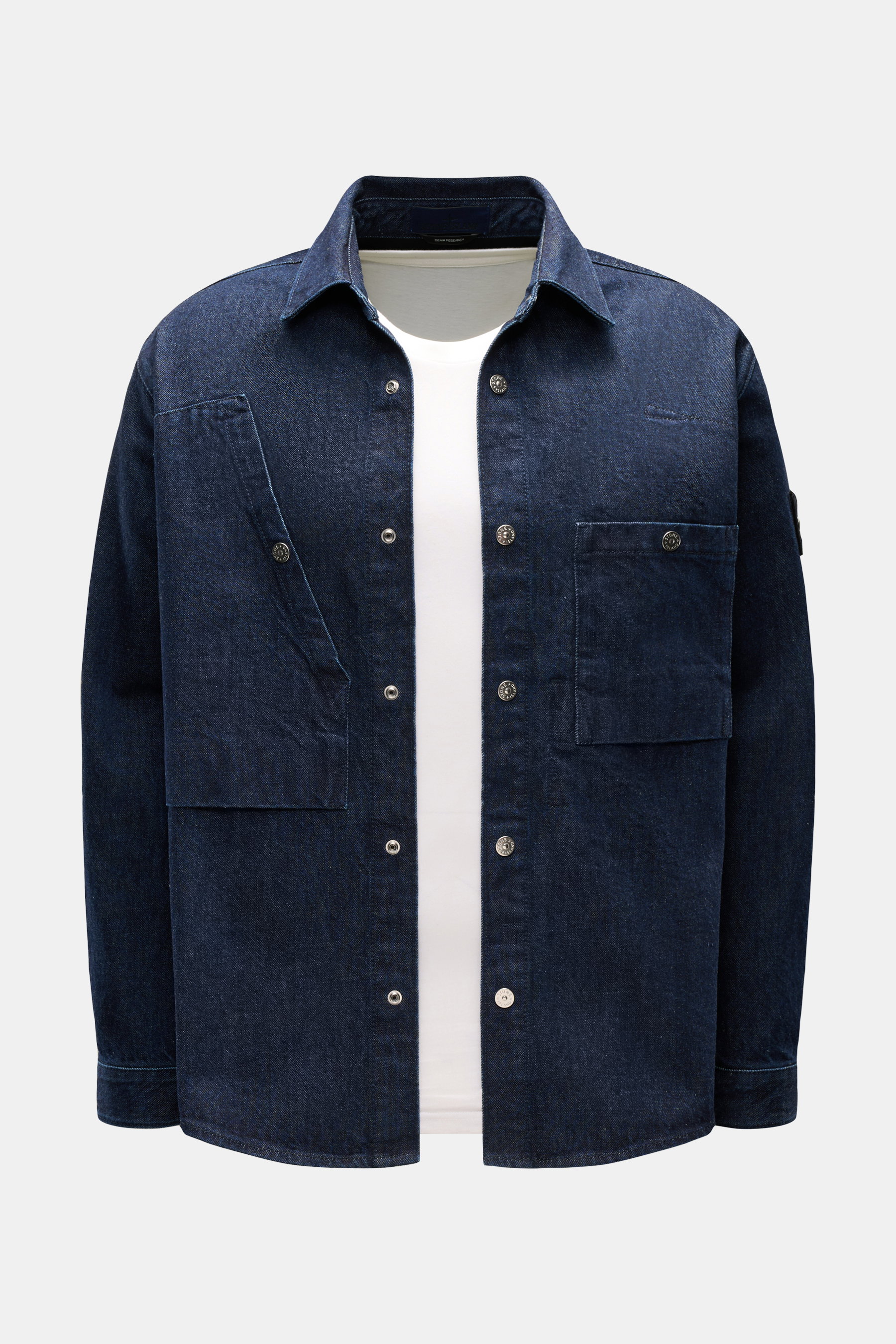 Stone Island Jeans-Overshirt 'Indigo Denim' navy in Slim Fit, aus indigogefärbtem Baumwoll-Denim mit Druckknopfleiste, Fronttaschen und Kompass-Badge, frontale Ansicht.