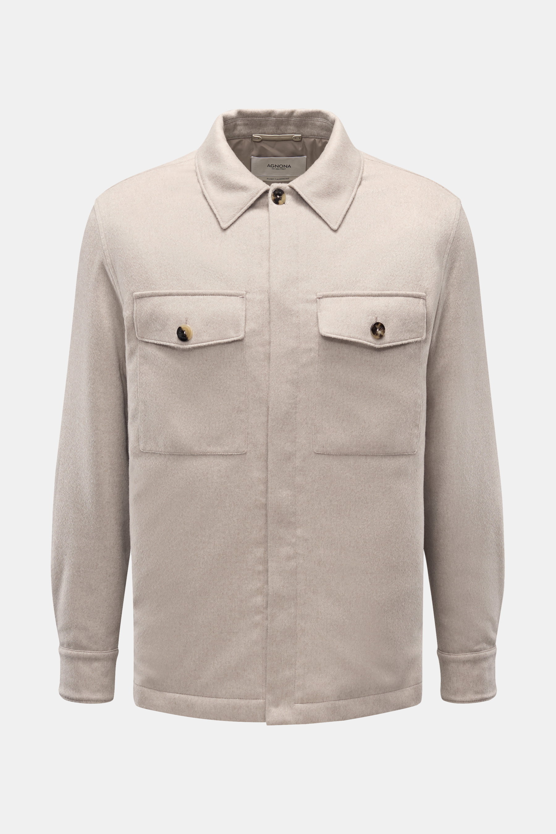 Agnona Cashmere Flanell-Overshirt beige, frontale Nahaufnahme, Slim Fit, leichte Wattierung, Brusttaschen mit Knopf, verdeckte Druckknopfleiste, Umlegekragen, weicher Griff, geschmeidiges Futter, Ärmel mit Knopf.