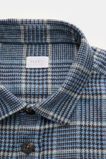 Nahaufnahme von Kragen und Knopfleiste des 04651/ A trip in a bag Overshirt schwarz/blau/hellgrau kariert aus leichtem Woll-Mix mit Glencheck.